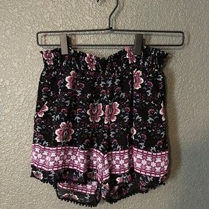 Size small. Brand Maurices shorts